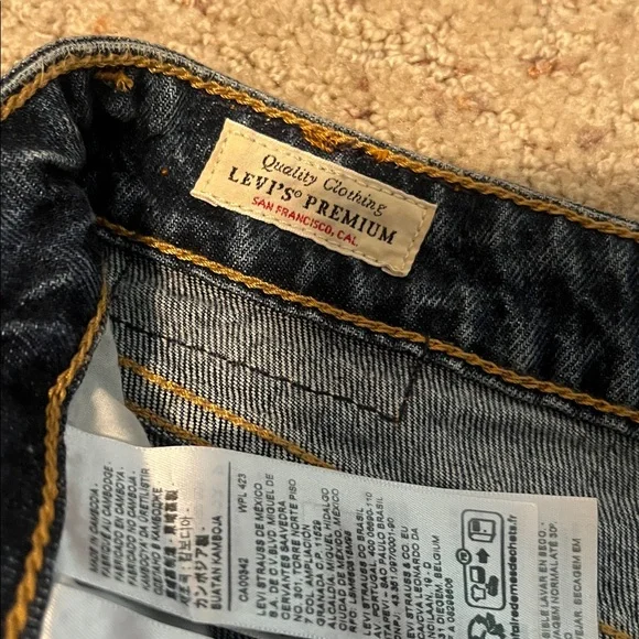 Levi's Premium Dark Denim Jeans - Picture 2 of 7